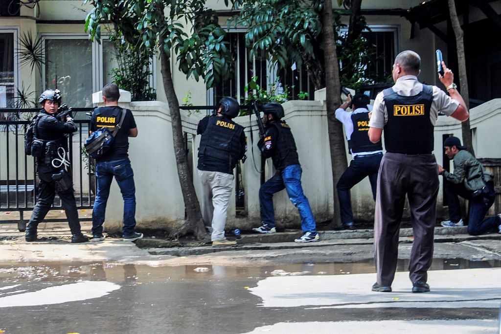 Penyerang letup bom dekat pejabat pemerintah Bandung ditembak mati