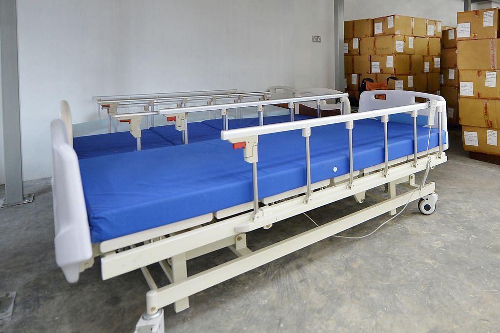 Katil hospital, kerusi roda di gudang bank makanan