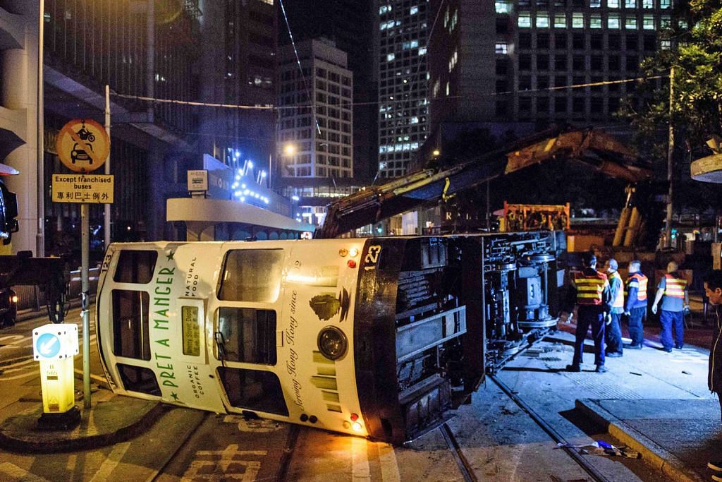 11 cedera apabila trem di HK terbalik
