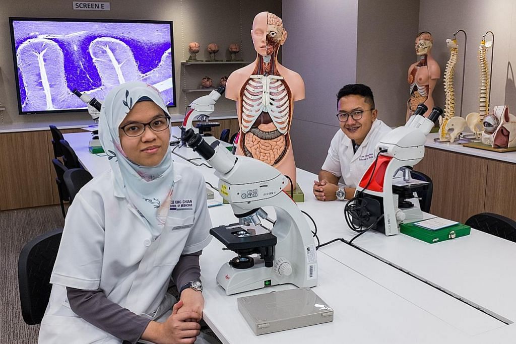 Pelajar perubatan NTU buat pembedahan alam maya