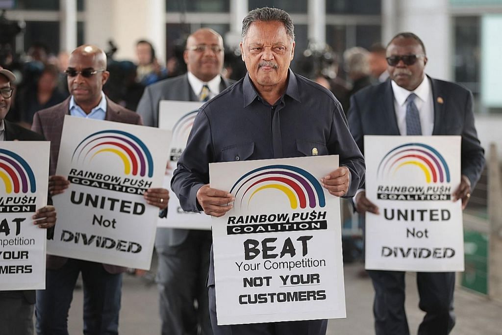 Heret keluar penumpang: United Airlines akan bayar pampasan