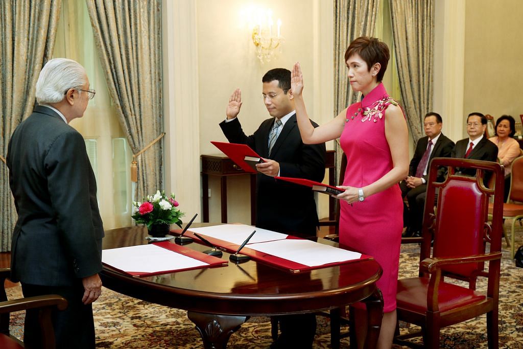 Josephine Teo dan Desmond Lee angkat sumpah jadi Menteri penuh