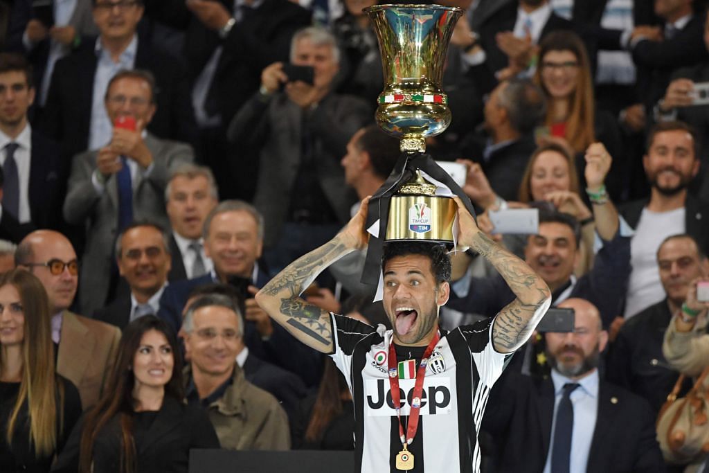 Satu dari 3 trofi dalam tangan Juventus PIALA ITALY