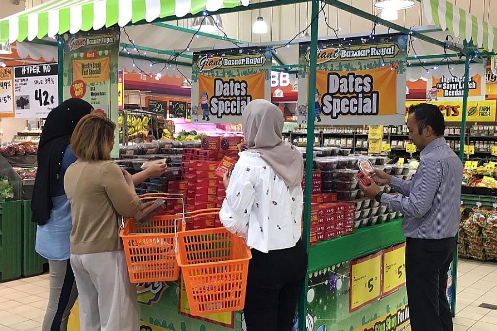 Pasar raya, kedai rancak jual kurma menjelang Ramadan