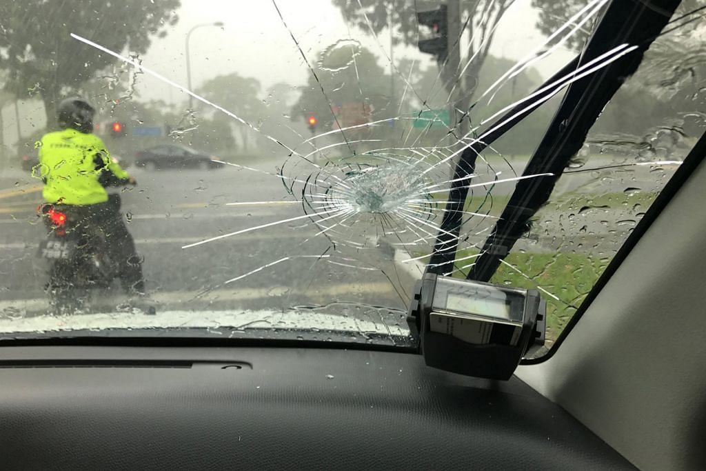 Cermin depan kereta retak lepas terkena sepana melayang