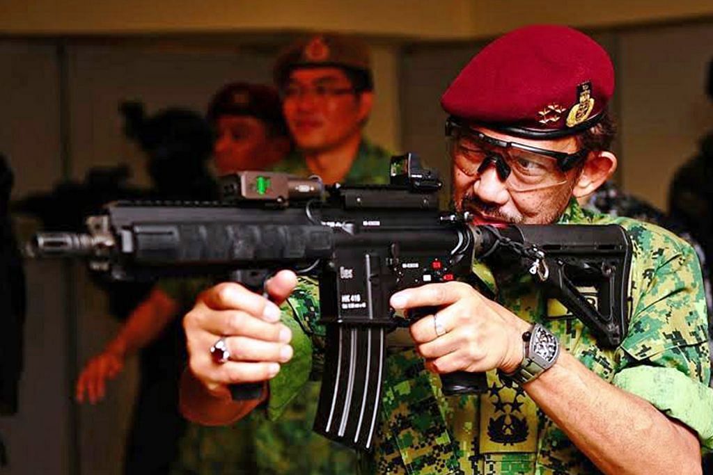 Sultan Brunei lawat Kem Pasir Ris