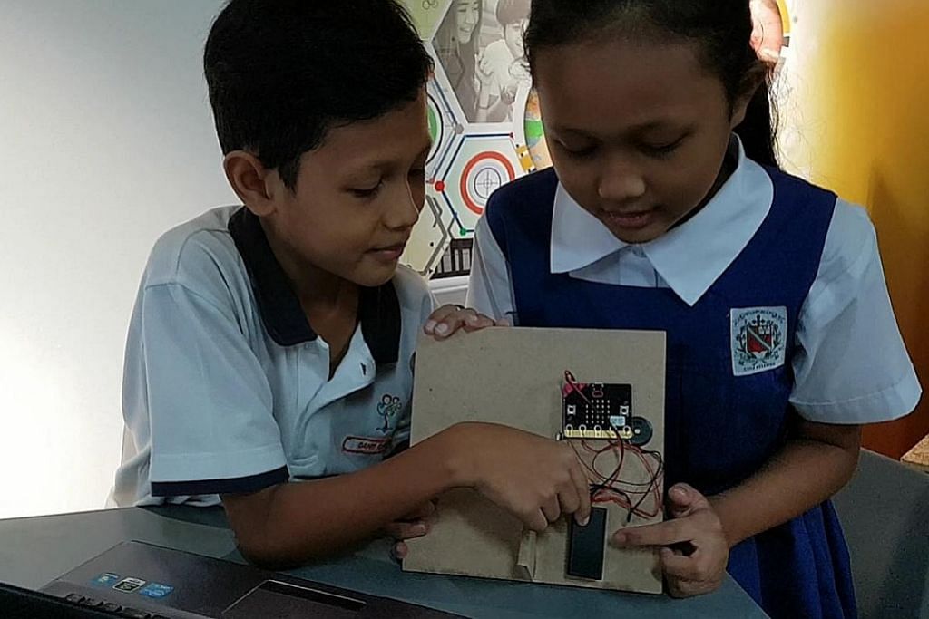 Suri rumah bersama anak belajar tentang ciptaan digital