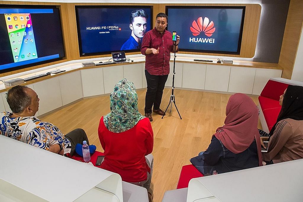 Pemenang kempen #BH60Raya sertai bengkel kenali telefon Huawei
