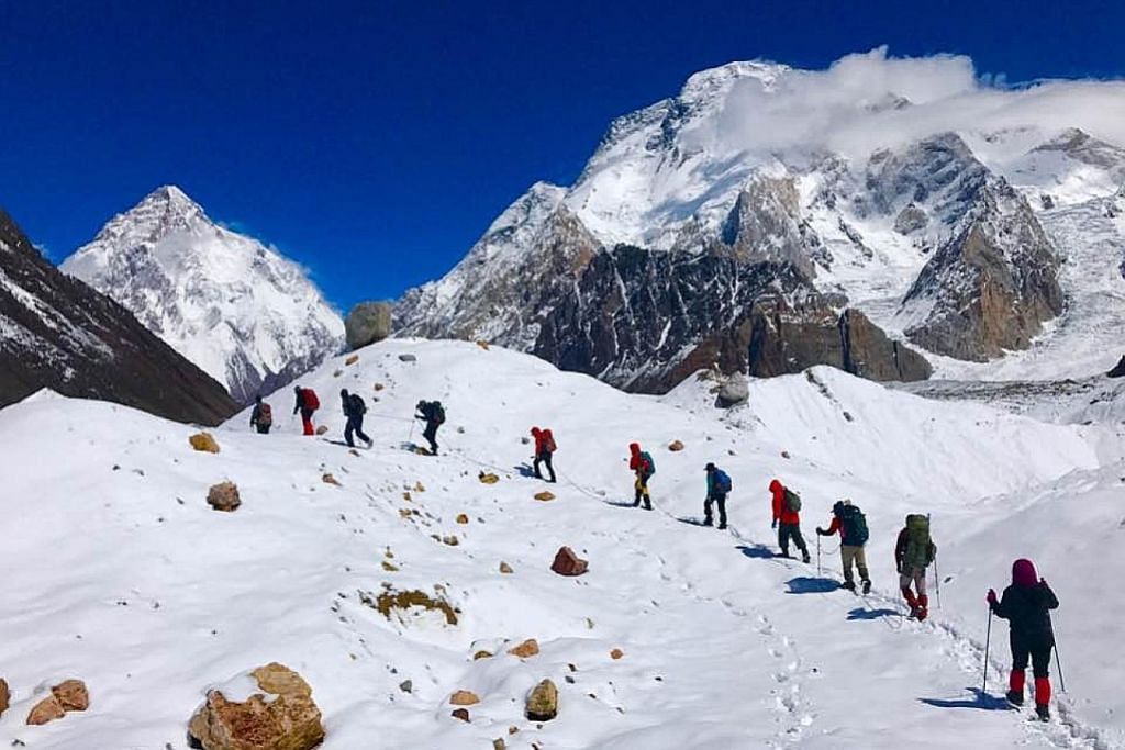 Mendaki ke kem induk K2