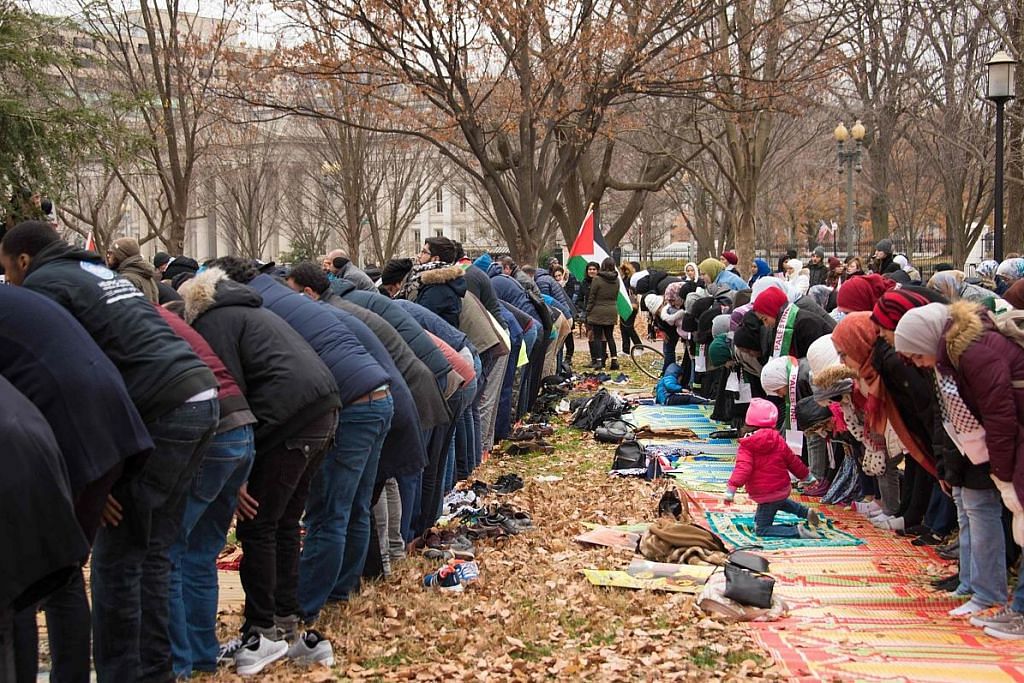 Umat Islam di AS solat depan Rumah Putih sebagai bantahan