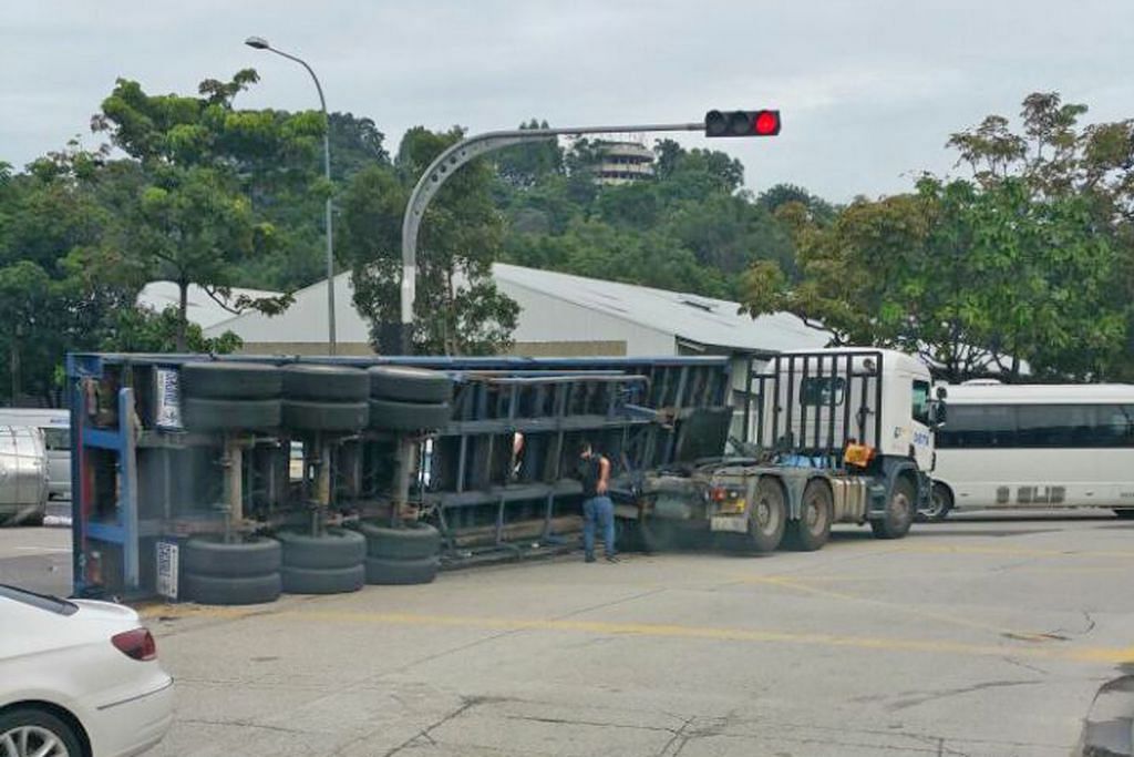 Treler terbalik di Jurong
