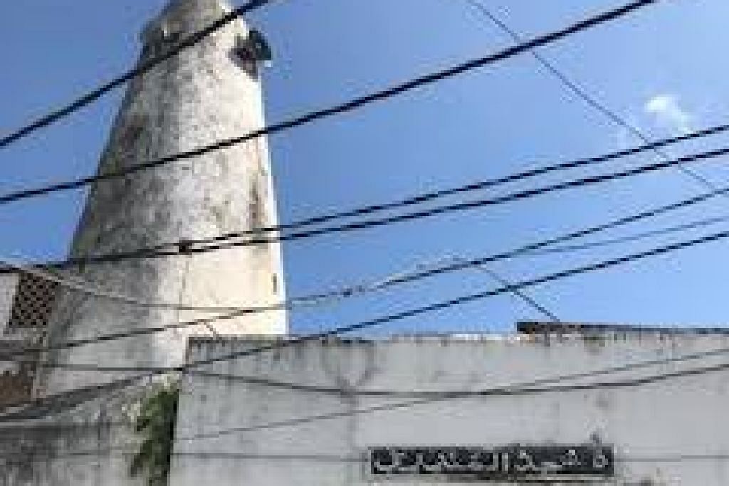 Semasa di Mombasa, DPM Tharman berkunjung ke Masjid Al Mandhry, yang dibina pada abad ke-16, dengan menara Swahilinya yang unik. Kebanyakan penduduk Mombasa Muslim. 