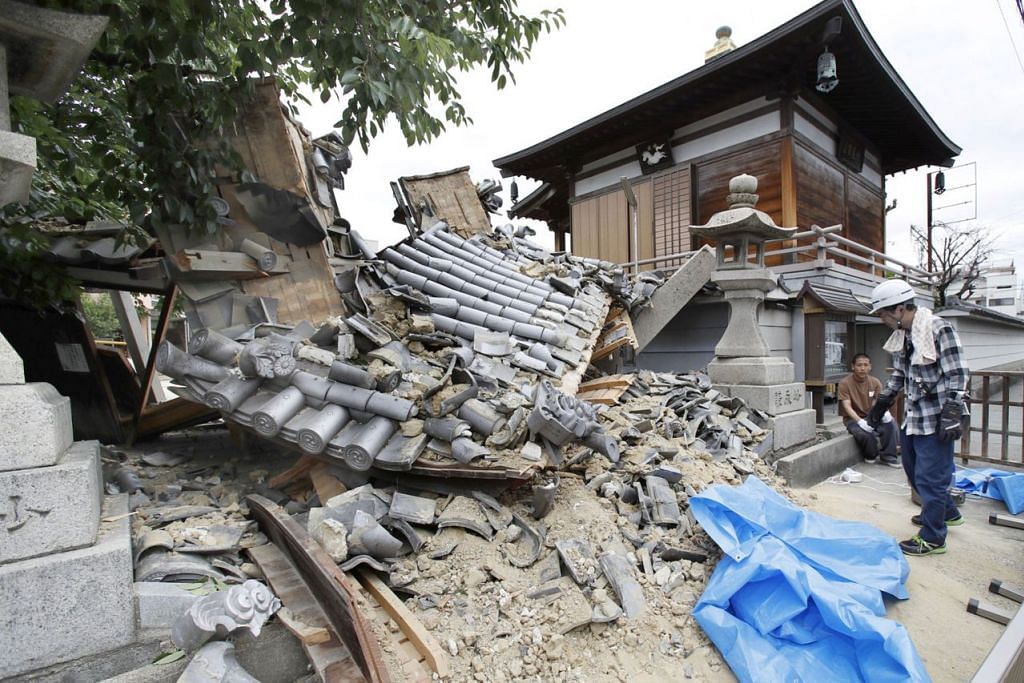 ROSAK TERUK: Sebuah kuil di kawasan Ibaraki, Osaka, rosak teruk ekoran gempa bumi yang melanda kawasan itu. - Foto REUTERS