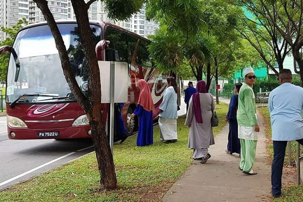 DATANG RAYA DENGAN BAS!: Keluarga besar Haji Mohd Hassan Naina Mamat seramai 60 orang beraya bersama pada hari kedua Syawal. - Foto MOHD HAIRIE SAFIE 