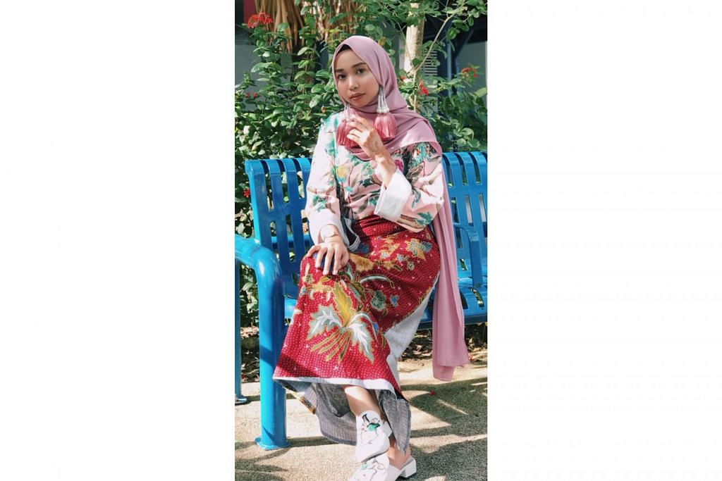 BAJU RAYA REKAAN SENDIRI: Cik Nur Wahidah Mohamed Ismail, 22 tahun, mereka sendiri baju rayanya. Beliau mendapat inspirasi daripada persekitaran kampung dan menggabungkan batik dan samping untuk dijadikan kain. - Foto ihsan NUR WAHIDAH MOHAMED ISMAIL