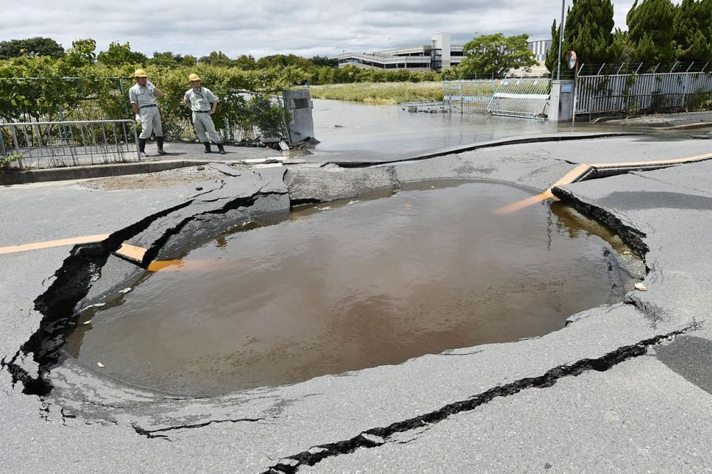 AKIBAT GEMPA: Gempa yang melanda Osaka pagi semalam menyebabkan jalan raya merekah dan air daripada paip air yang pecah mengisi 'kolam' di Takatsuki, wilayah Osaka. - Foto REUTERS