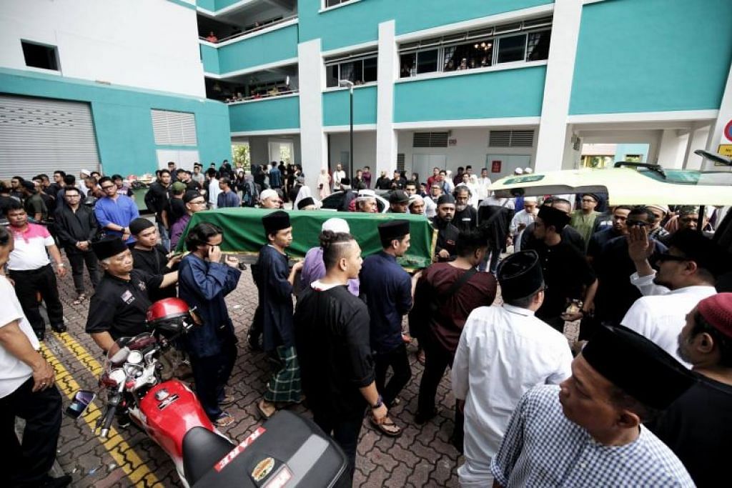 PENGHORMATAN TERAKHIR: Sekitar 200 anggota keluarga dan teman Allahyarham Mohammad Firdaus Jasni hadir untuk memberi penghormatan terakhir kepadanya di flat keluarganya di Jurong West semalam.