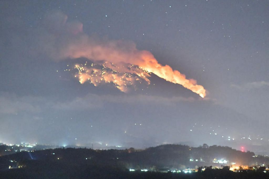  Gunung  Agung meletus penduduk mula pindah  Berita Dunia 