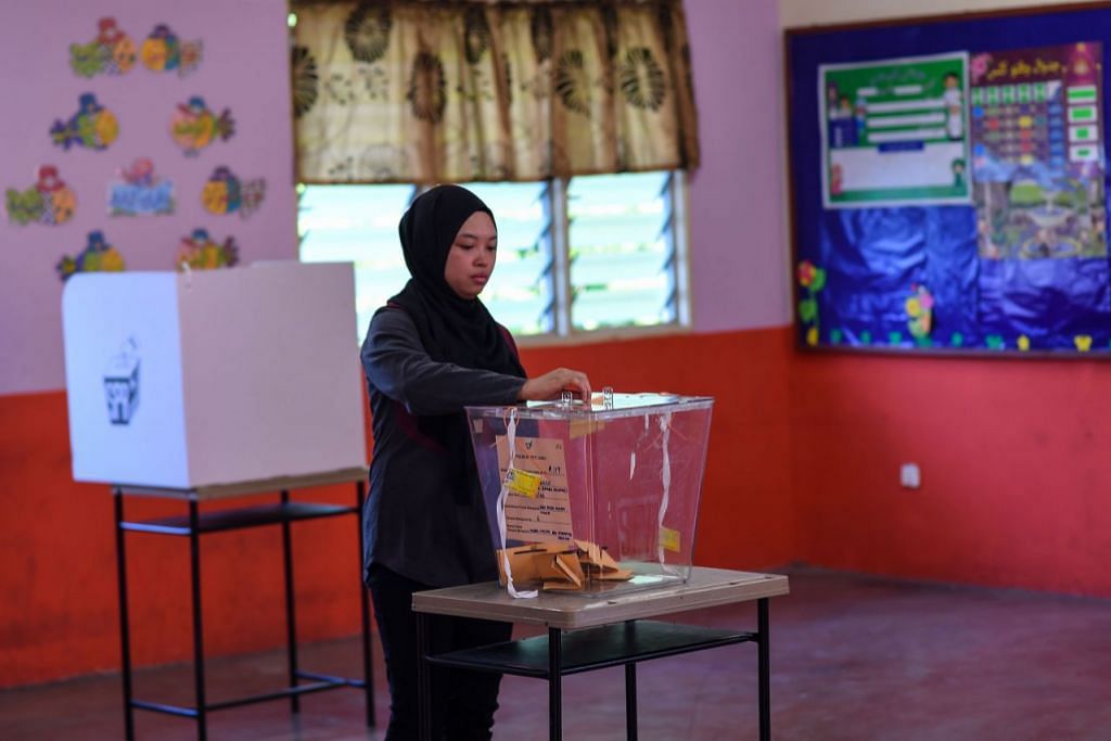 Malaysia Cabinet decides to lower voting age from 21 to 18