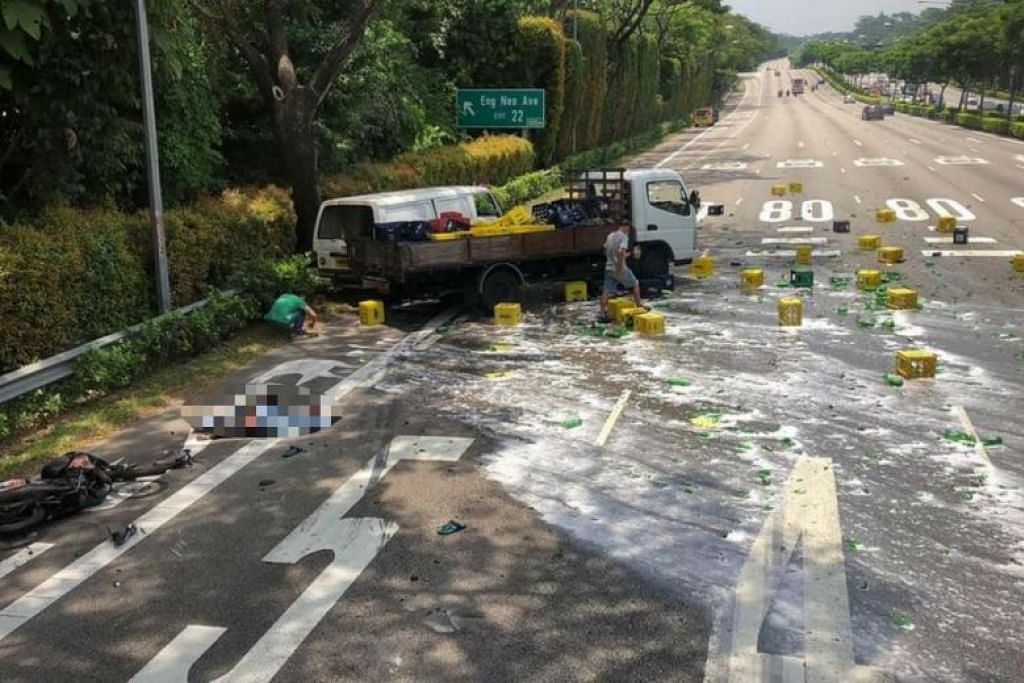 Botol-botol kaca yang diangkut sebuah lori pecah dan bertaburan di PIE. - Facebook/Steven Lim
