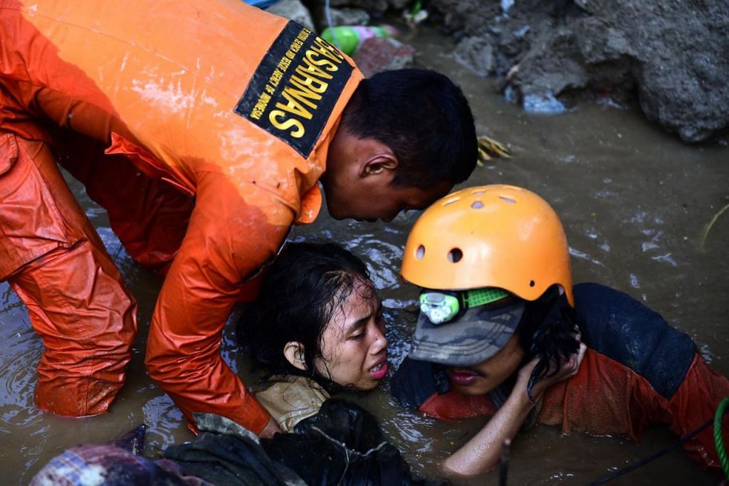 OPERASI MENYELAMAT: Pasukan penyelamat berusaha membebaskan seorang mangsa, Nurul Istikhomah dari runtuhan di Palu, Sulawesi Tengah. Istikhamah, 15 tahun, telah terperangkap di bawah air selama dua hari. - Foto EPA