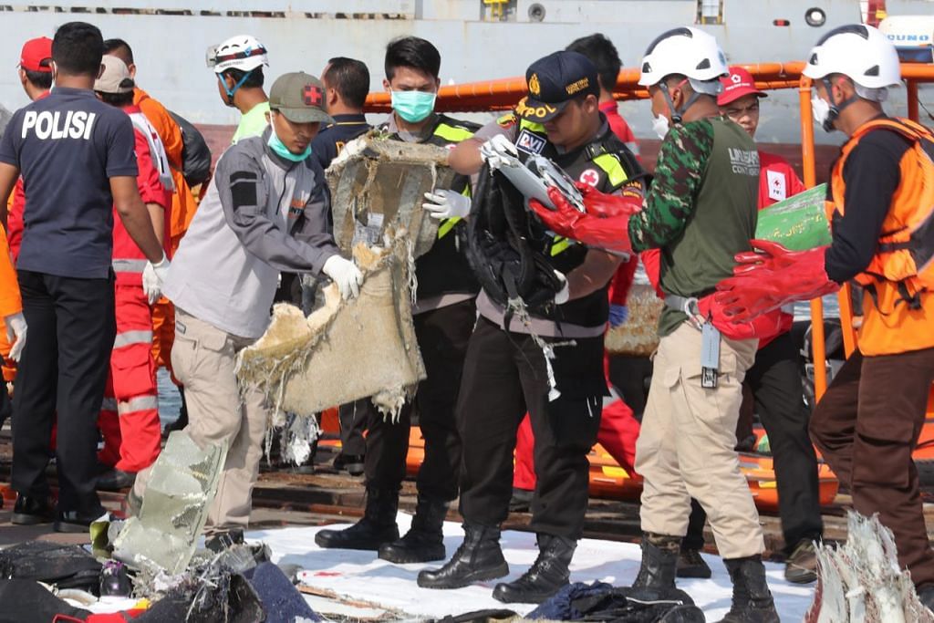 PENEMUAN AWAL: Serpihan pesawat yang dipercayai milik penerbangan Lion Air JT-610 ditemukan di perairan Laut Karawang, Jawa Barat, dan ditemukan oleh kapal milik syarikat petroleum Indonesia, Pertamina Hulu Energi. - Foto EPA-EFE
