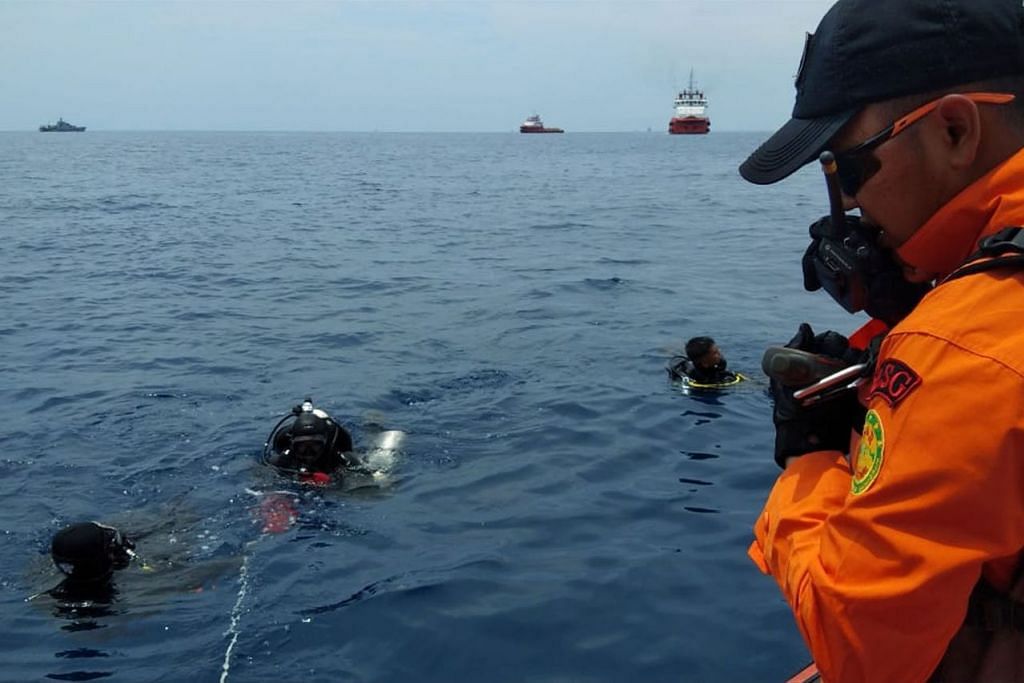 GERAKAN MENCARI: Pasukan mencari dan menyelamat mengerahkan pasukan penyelam di lokasi jatuhnya pesawat Lion Air JT 610, di perairan laut Karawang. - Foto REUTERS
