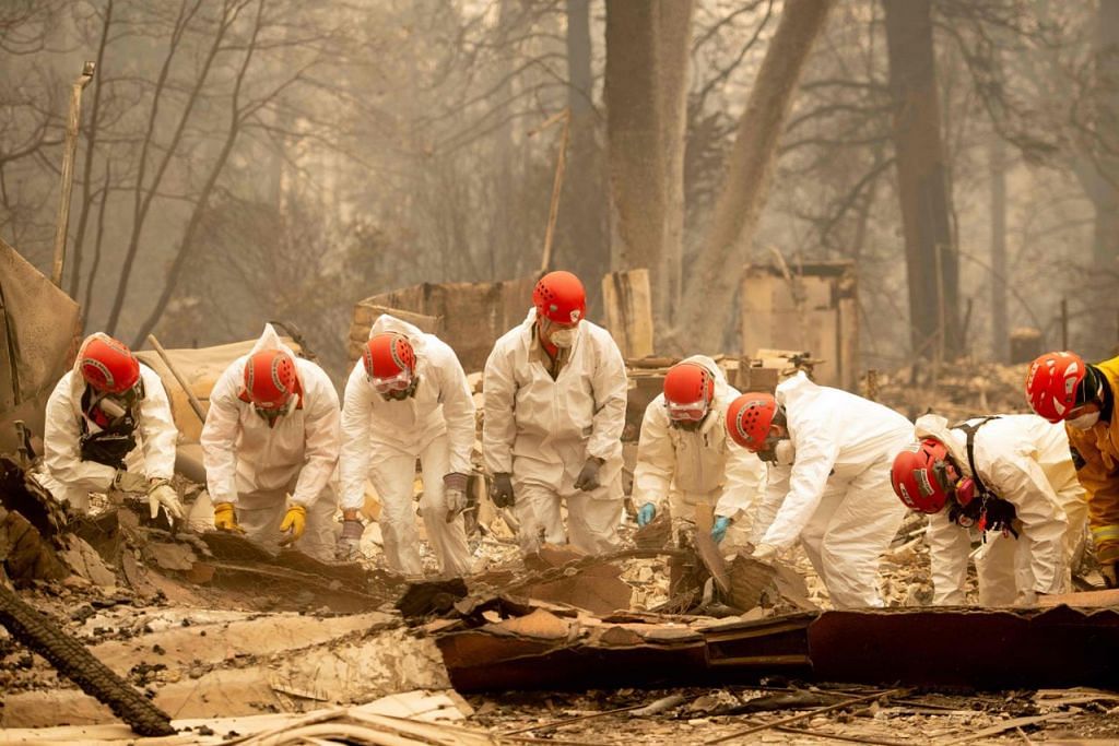 MENCARI MAYAT: Pekerja penyelamat memeriksa puing bagi mencari mayat di sebuah hartanah yang dimusnahkan api ‘Camp Fire’ di Paradise, utara California. Lebih 100 orang dilaporkan hilang. – Foto AFP