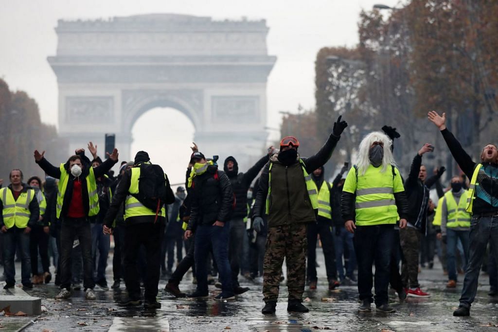 BANTAHAN BERTUKAR MENJADI GANAS: Sekumpulan penunjuk perasaan berhimpun di Champs-Elysees di Paris. - Foto REUTERS 