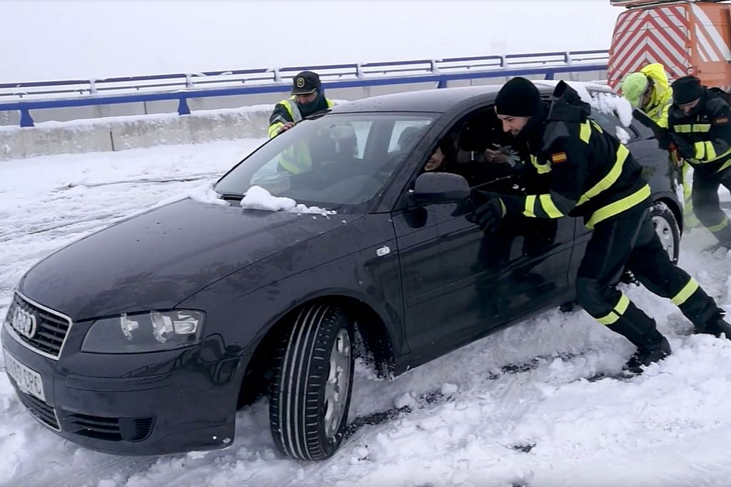 Askar bantu pemandu yang terkandas dalam salji tebal di Sepanyol