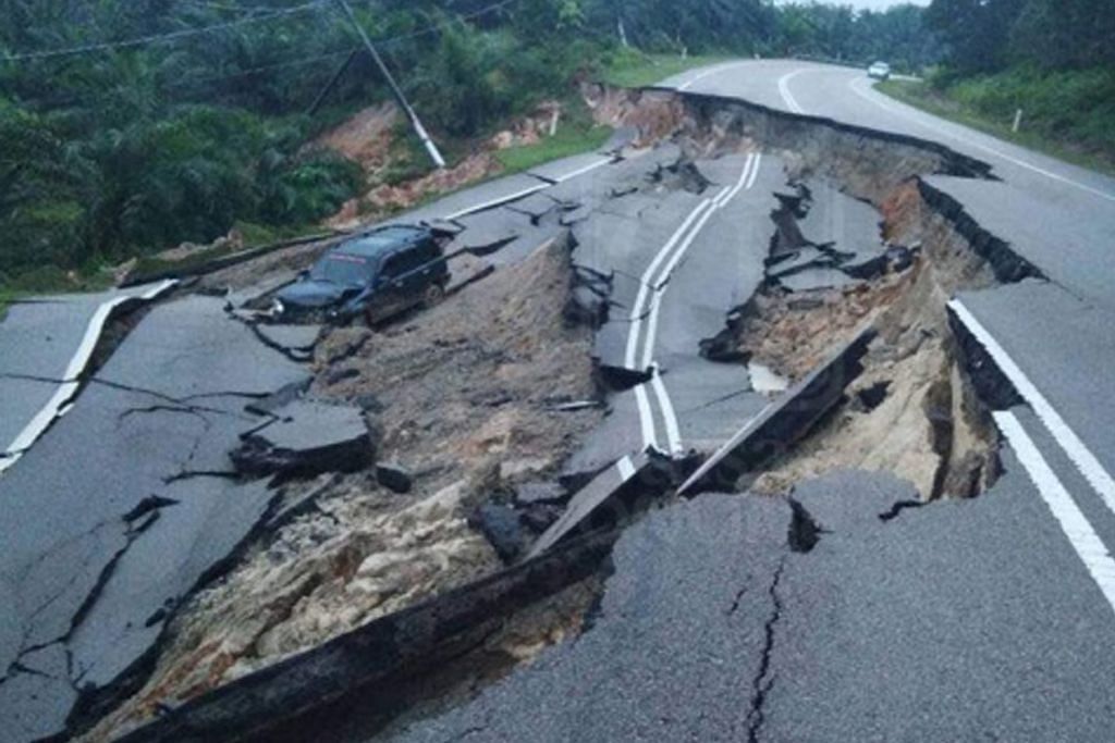 Hampir Maut Apabila Kereta Terjejas Dek Tanah Runtuh Di Mersing Berita Dunia Beritaharian Sg