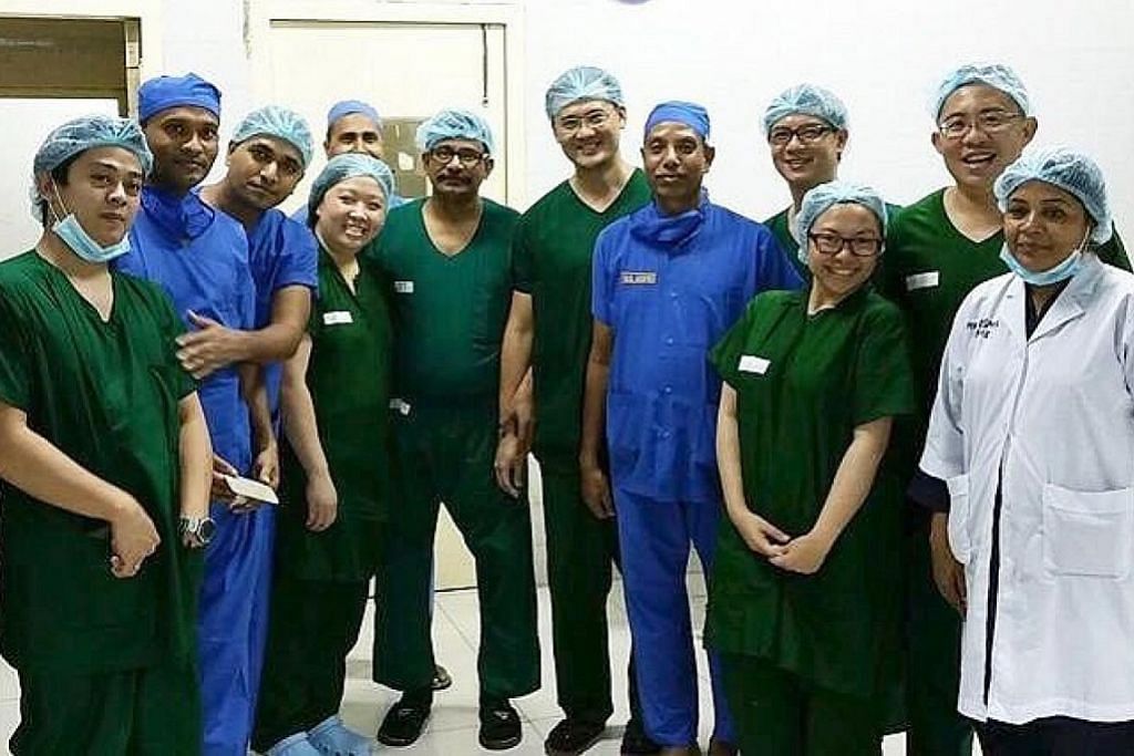 Jururawat bantu jabatan bedah semasa misi sukarela di Dhaka