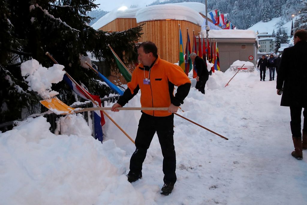Warna warni sekitar persidangan WEF Presiden WEF Borge Brende bentang tema utama sidang di Davos, Switzerland