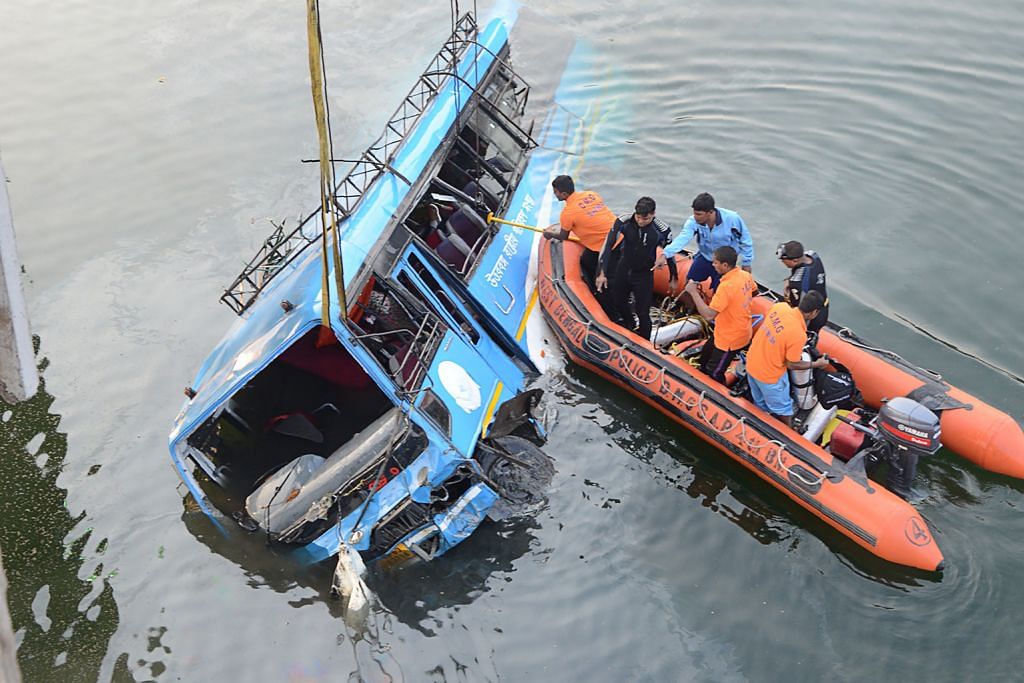 36 maut di India apabila bas terbabas dari jambatan ke sungai