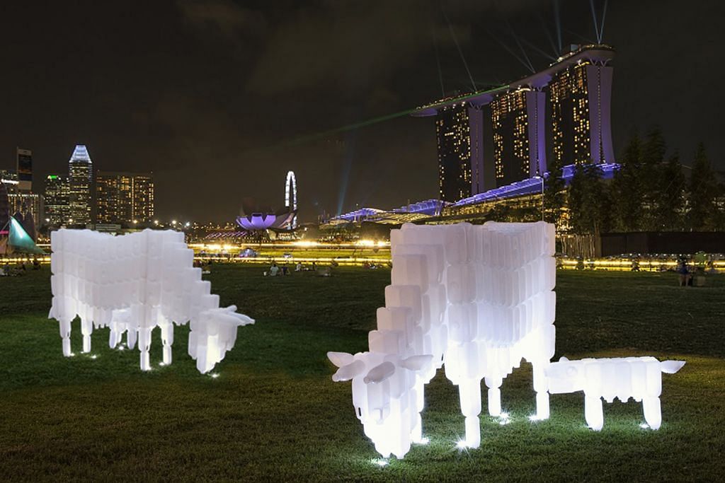 Pesta seni lampu pesona sekitaran Marina Bay, Esplanade Park