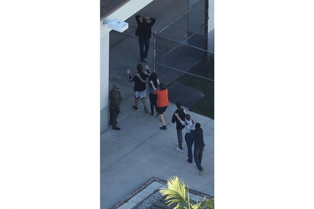 Suspek bekas pelajar tercicir diberkas dalam serangan di sekolah Florida