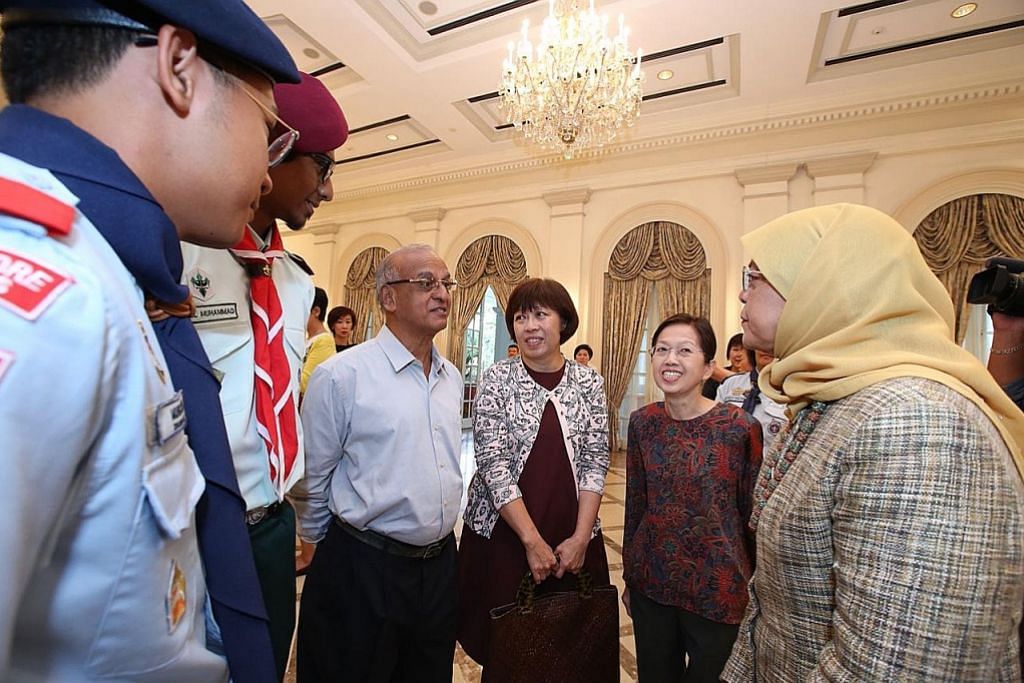 Presiden Halimah rai sukarelawan Istana