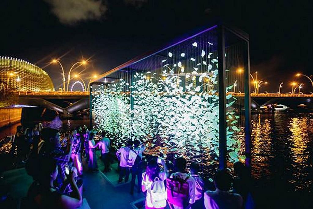 Marina Bay bergemerlapan dengan seni pemasangan lampu