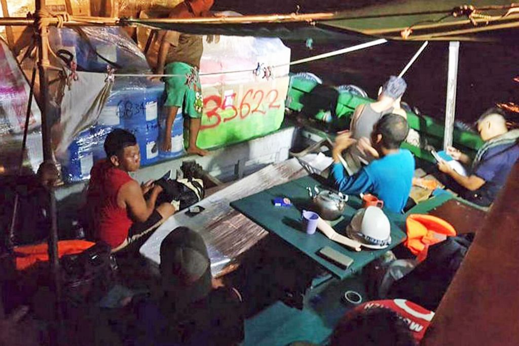 Kakitangan bot kargo S'pura selamatkan anak kapal Indonesia
