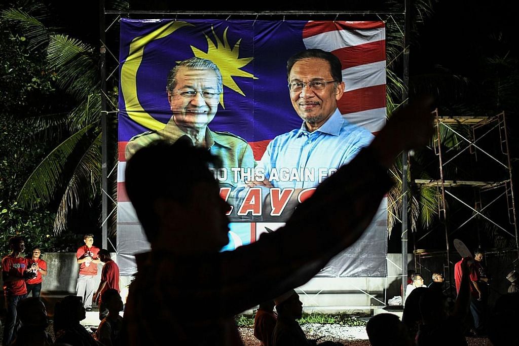 Pembangkang kecam larangan papar wajah Mahathir, Anwar dalam poster