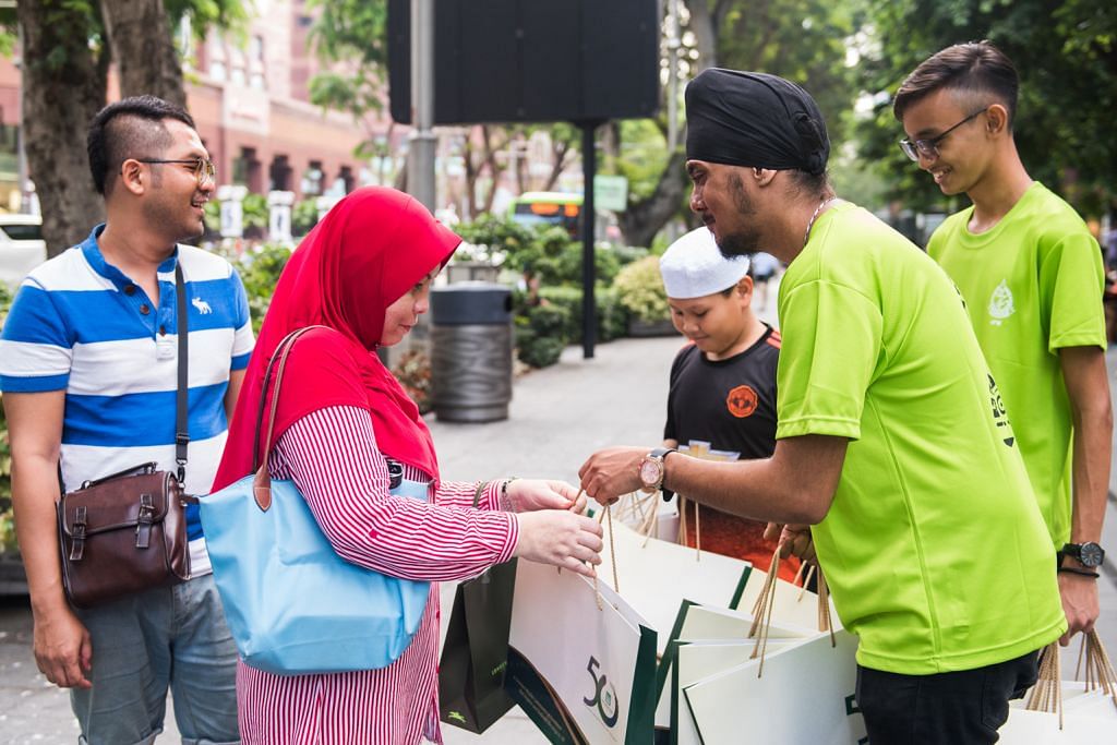 Sukarelawan bukan Melayu ikut sebar mesej