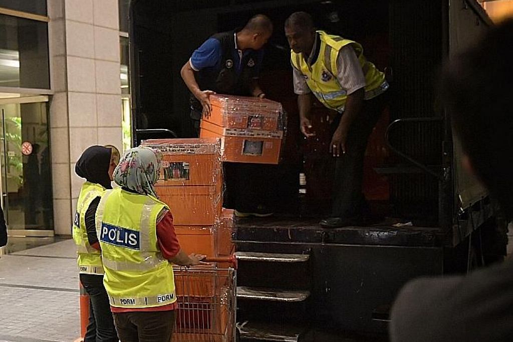 Polis M'sia rampas 72 beg berisi wang tunai, barang kemas