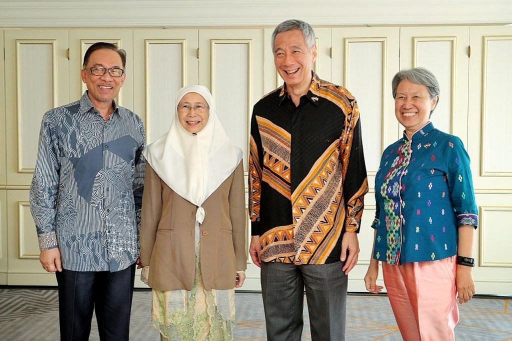 Selepas 23 tahun... PM Lee, Anwar bertemu semula