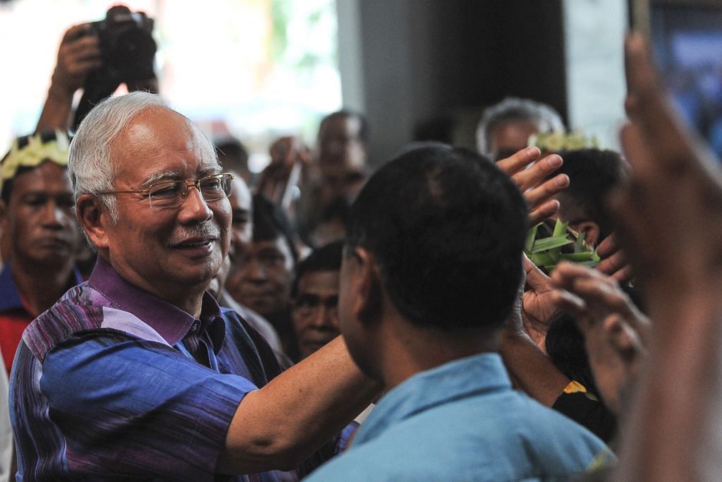 Najib 'luahkan rasa hati' bersama penduduk, dedah sebab BN tewas