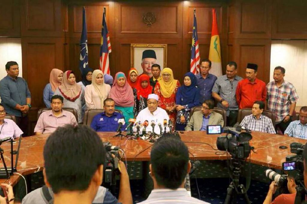 Perlis hadapi krisis perlembagaan, Umno pecat Menteri Besar