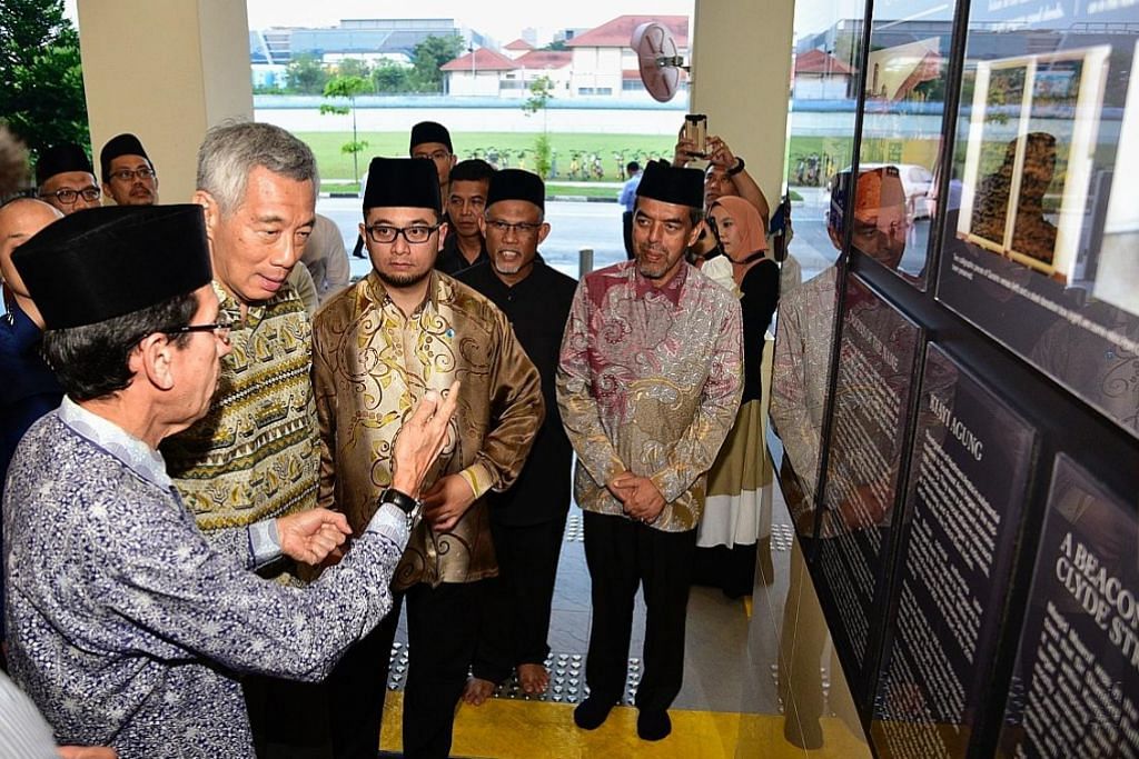PM Lee tinjau kemudahan Masjid Maarof