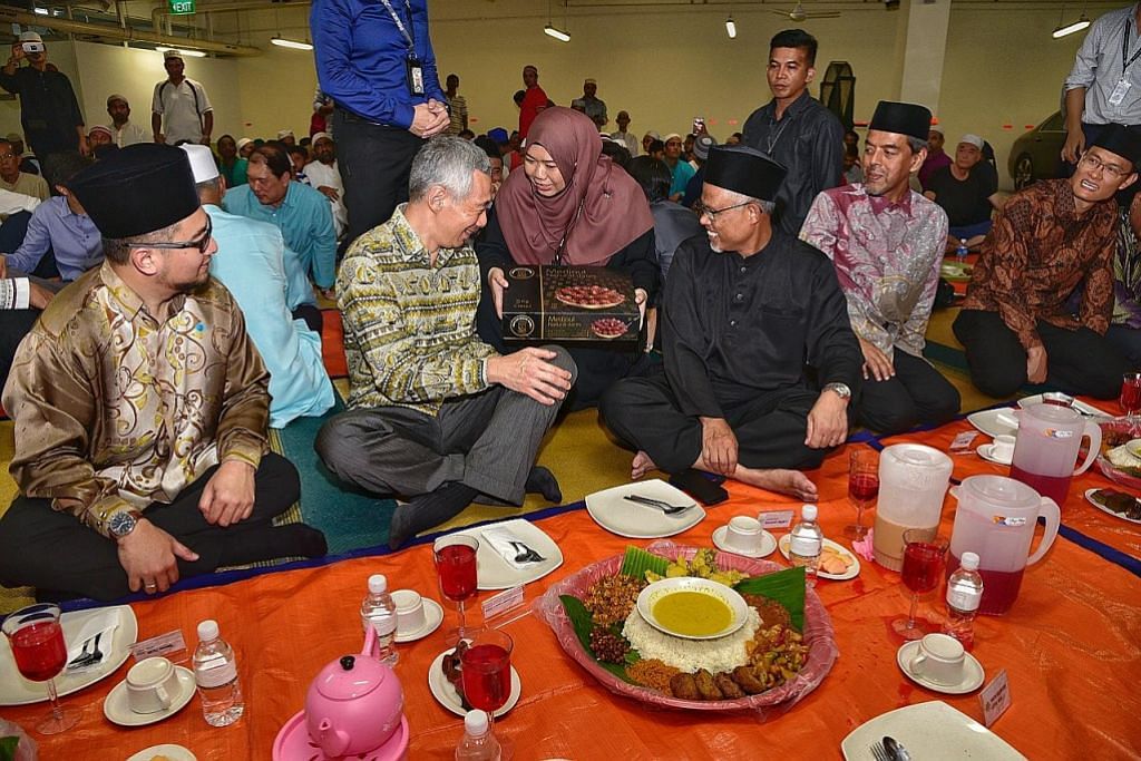 PM Lee kunjung Masjid Maarof, sertai iftar bersama jemaah