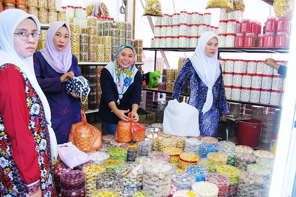 Perubahan politik tidak jejas kemeriahan beli-belah Syawal di seberang Tambak