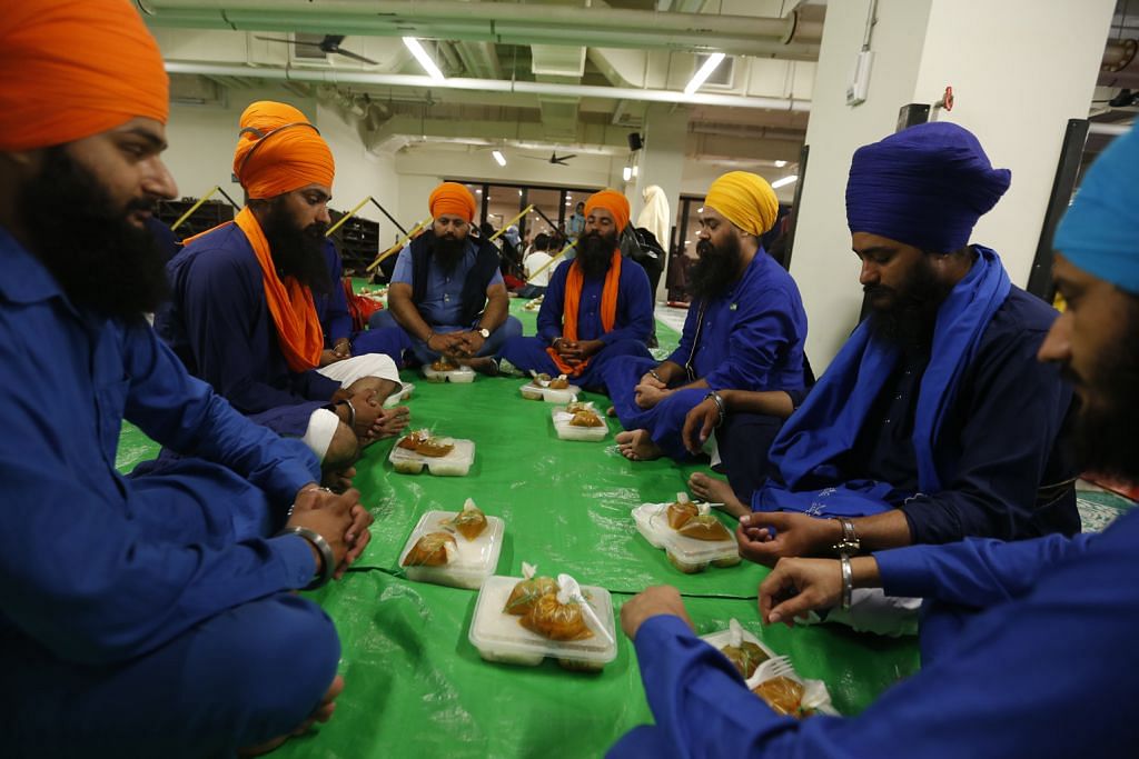 Pekerja asing, penganut Sikh serikan iftar Masjid Yusof Ishak