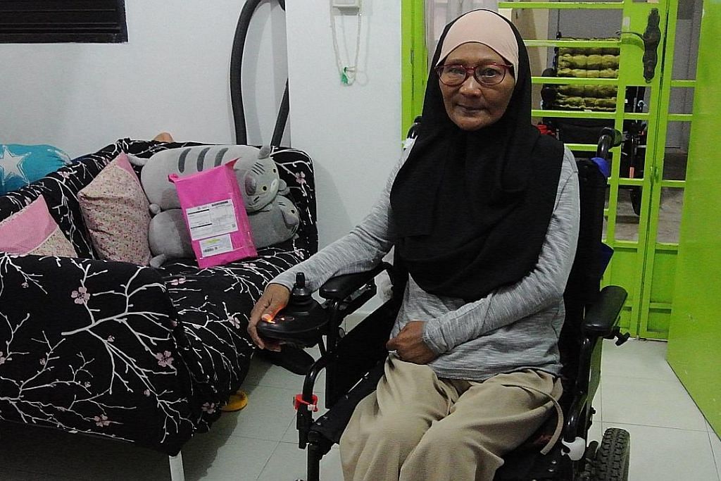 Wanita tinggal sendirian dan hidap penyakit, gembira dikunjungi anak cucu pada Hari Raya